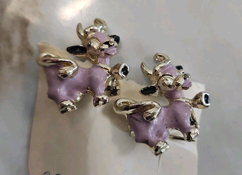 Vintage Gold Tone Cow/Heifer Brooch/Pin 1″ Unbranded X2
