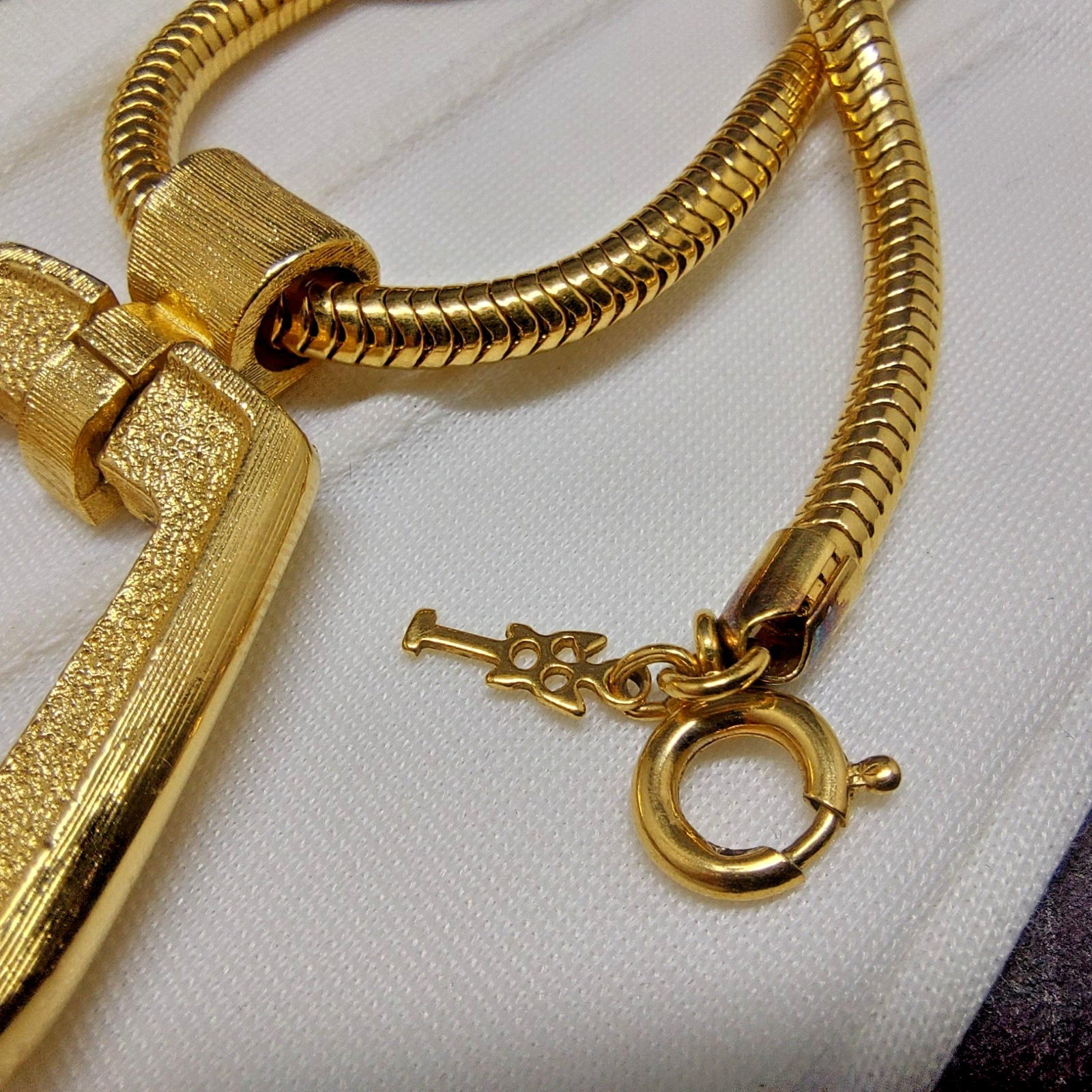 Crown Trifari Ivory Cream Lucite Gold Tone Pendant Necklace Vintage Signed