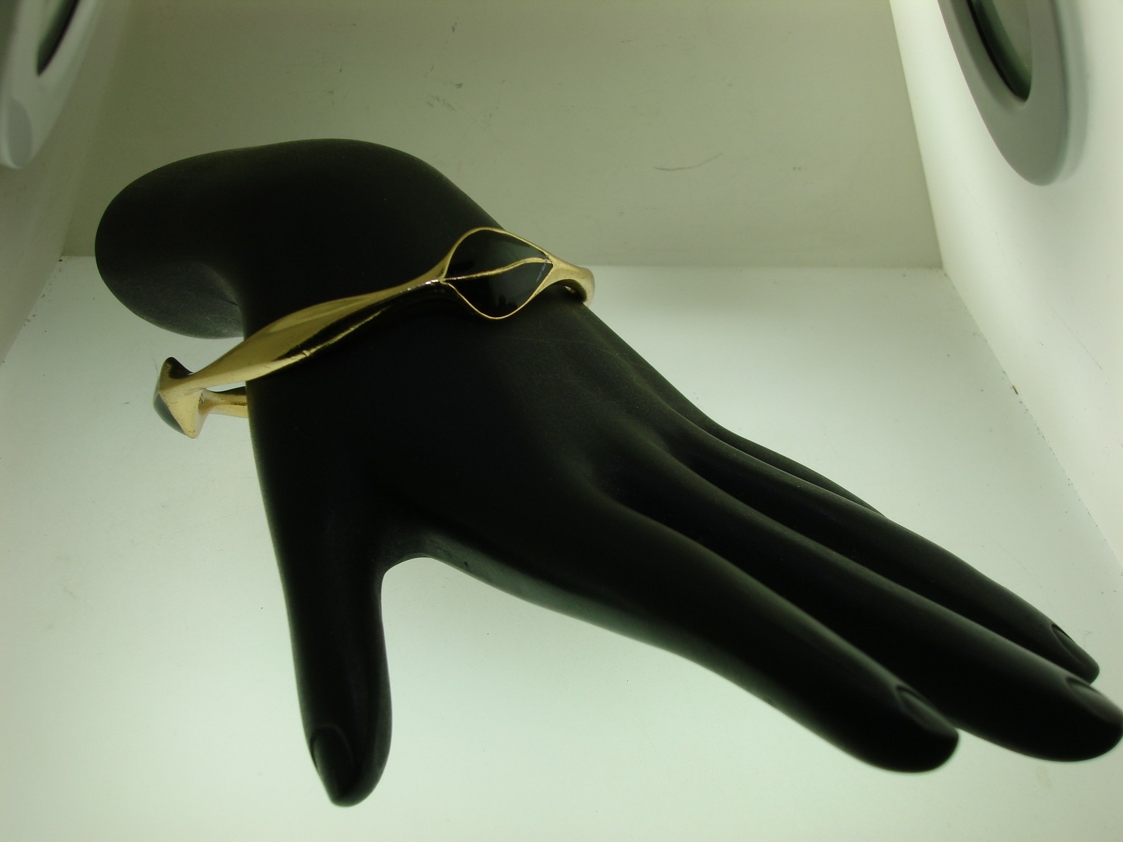 ELEGANT VINTAGE ORENA PARIS GOLD TONE & BLACK ENAMEL BANGLE BRACELET!