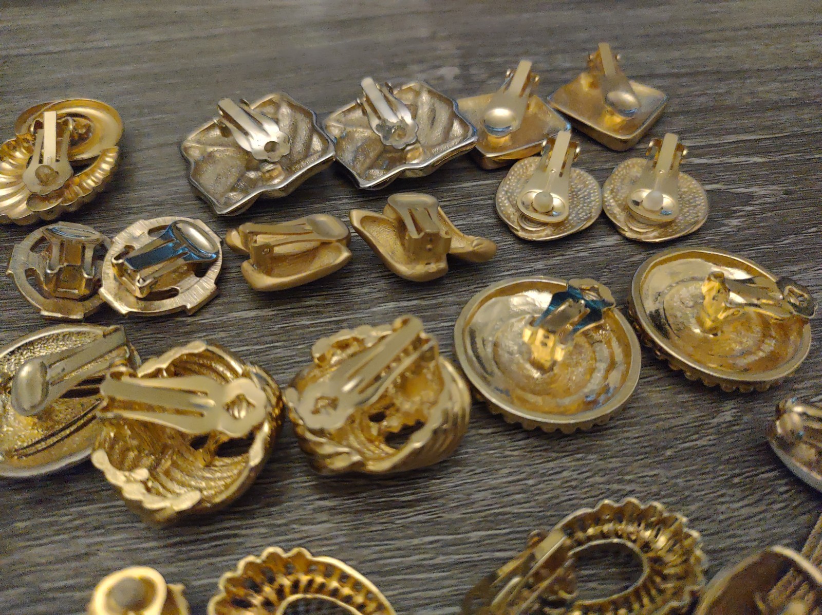 Estate Lot Costume Fashion Clip On Earrings Lot 20pr Mod Gold Tone Pretty Mix