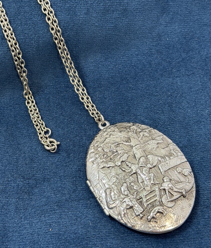 Vintage Large Oval Pastoral Scene Locket Pendant Necklace 30” Chain Silver Tone