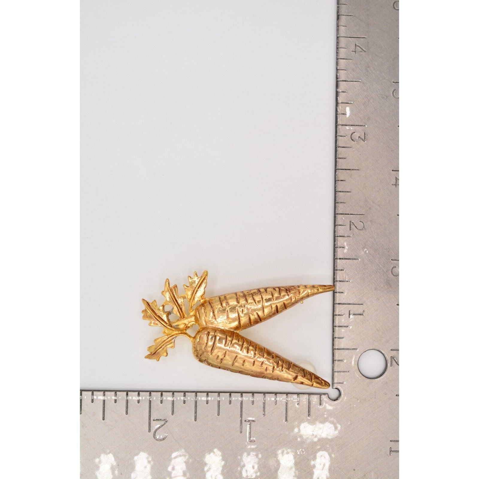 Vintage Carrot Pin Brooch Brushed Gold Easter Garden Vegetable NOS 1980s BinA9