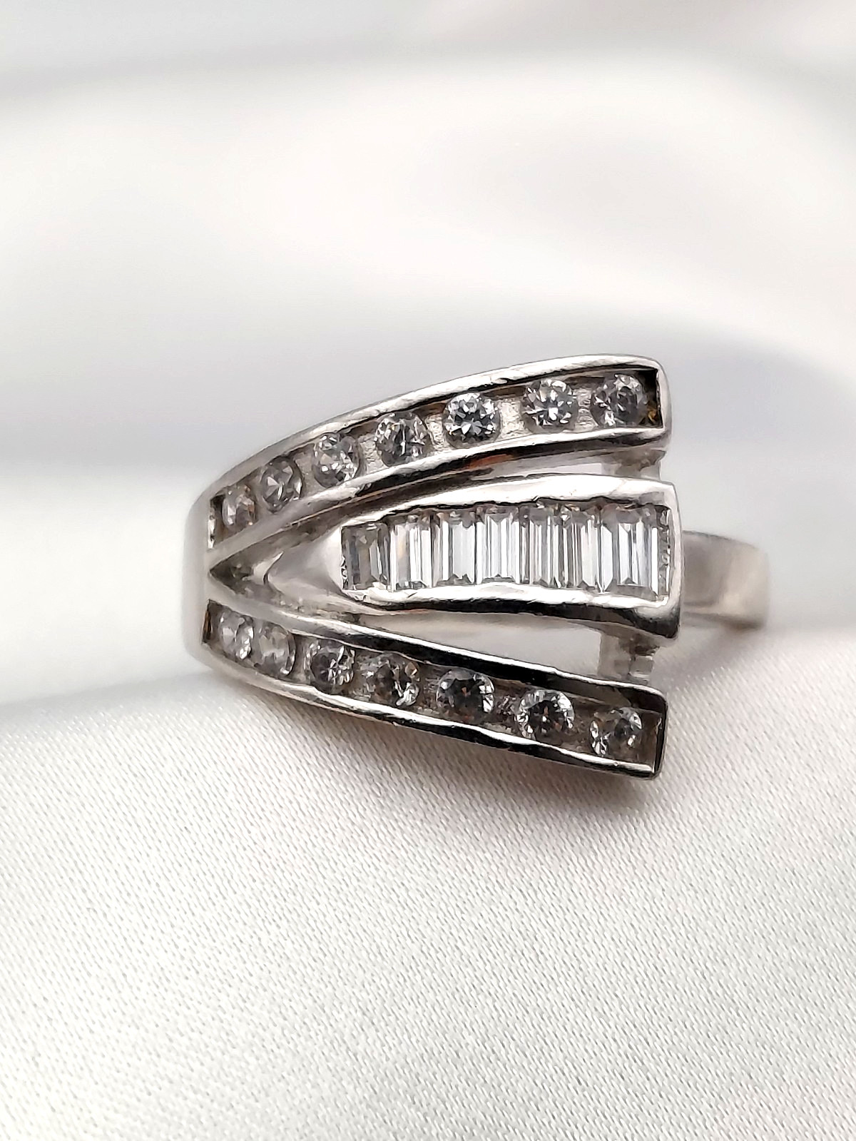 Sterling Silver Crystals Round & Baguette 3 row V Chevron Ring Size 9 Vtg 6.3 gr