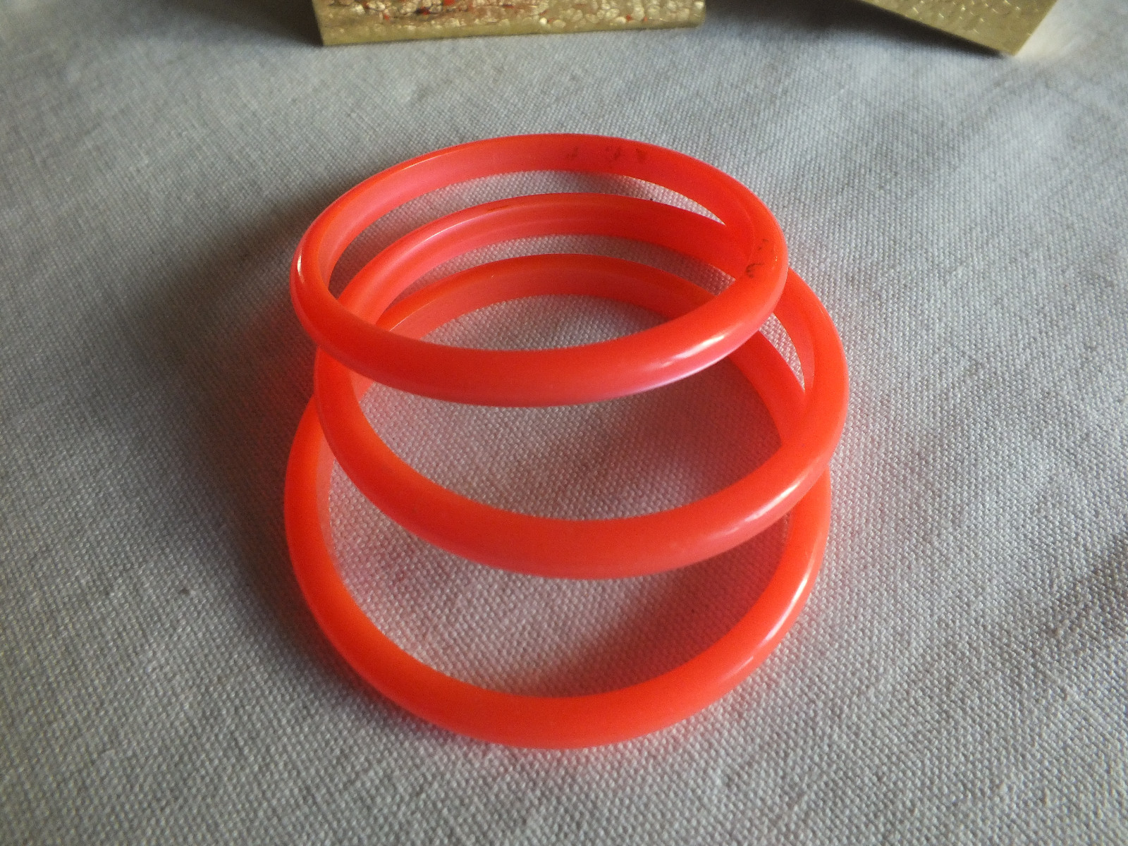Collectible Bangle Bracelet Set 3 Iridescent Pink Plastic 1/4″ W x 2 1/2″ Across