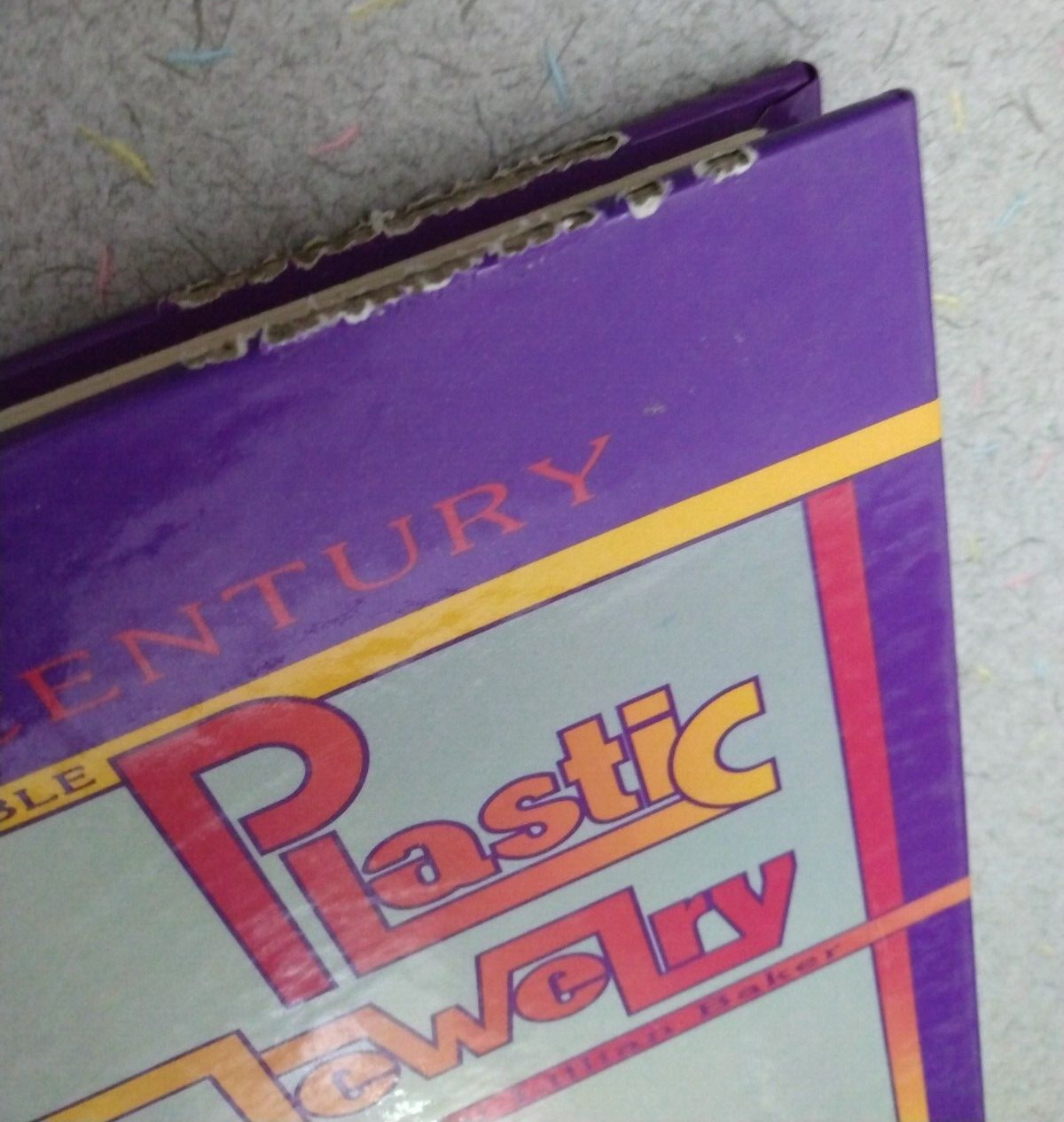 20th Century Plastic Fashion Jewelry Identification VALUE BOOK HC 240 PAGES