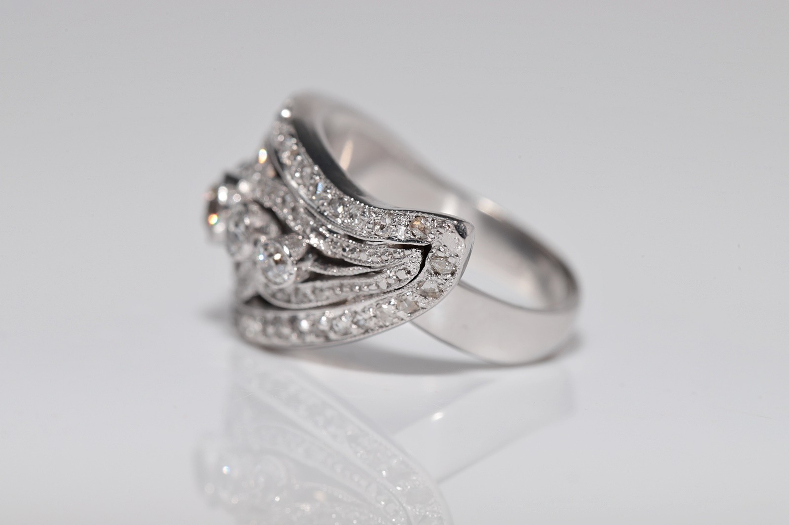 Antique Circa 1920s Hand crafted Art Deco 18k Gold Natural Diamond Ring