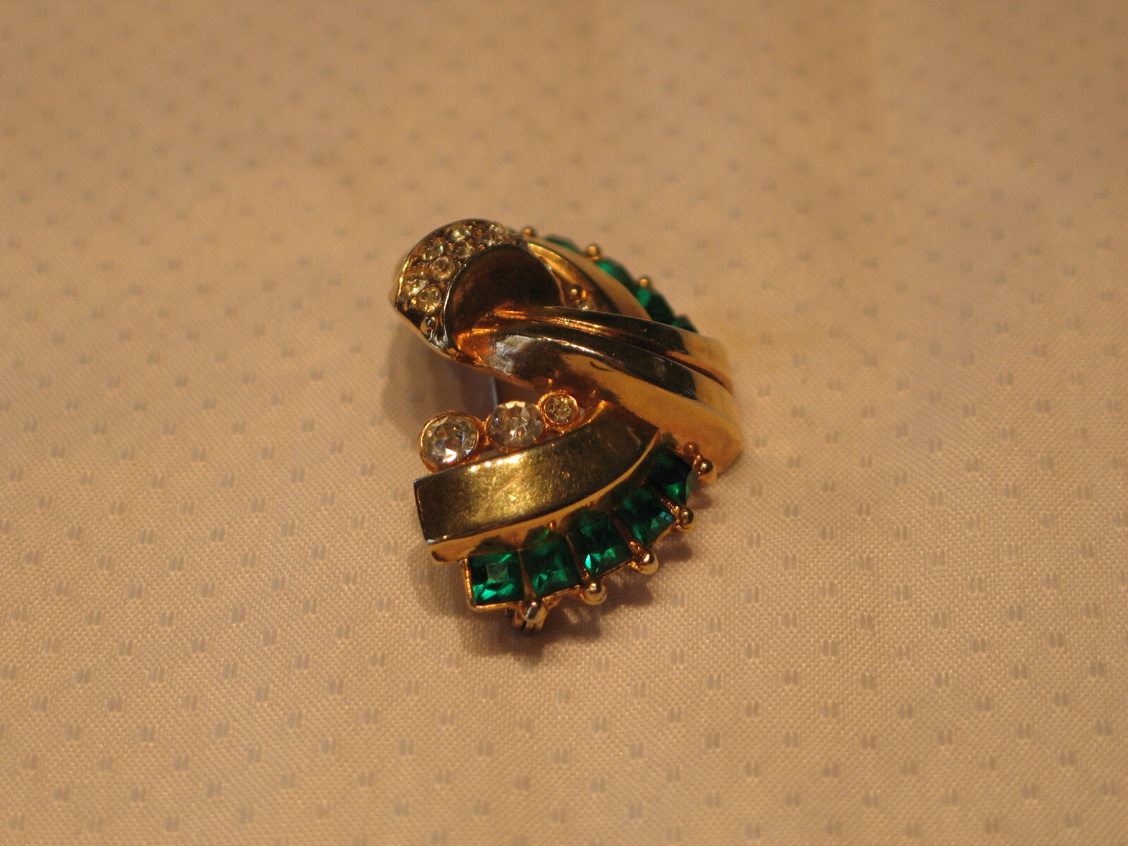 Vintage 1940’s Emerald and Colorless Rhinestone Ribbon Swirl Brooch Pin 1 3/4 In