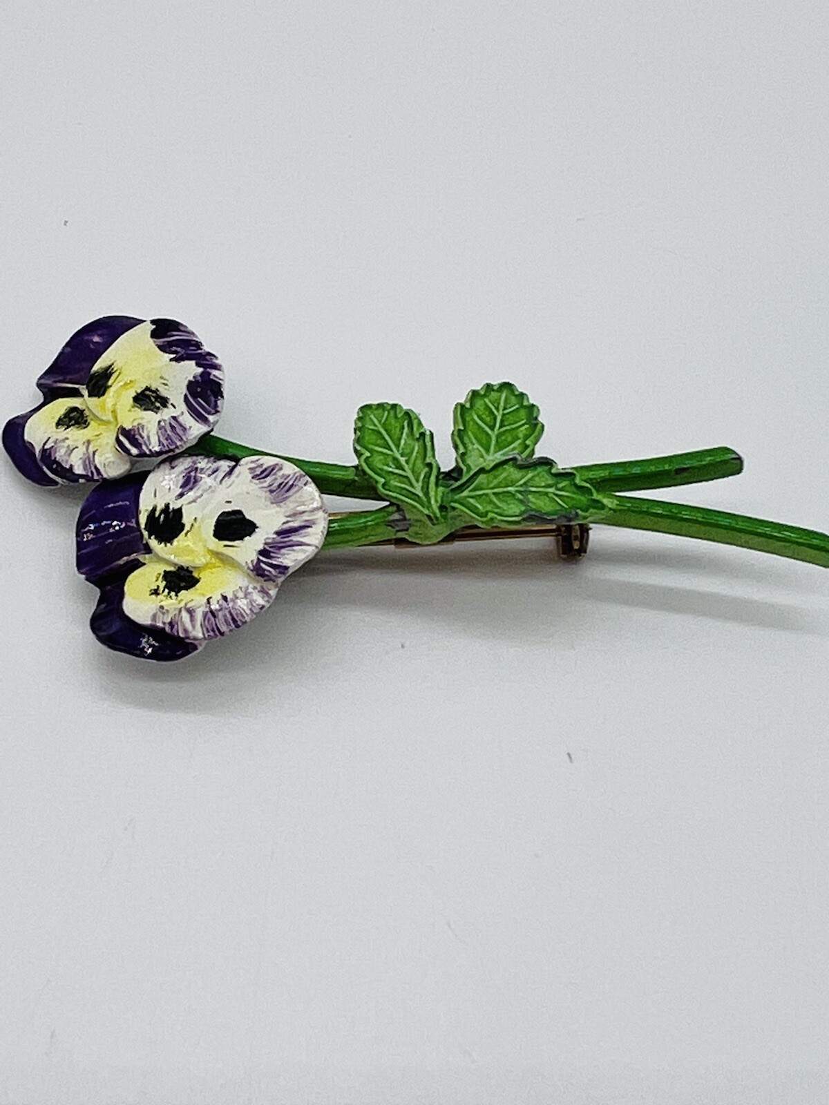 PANSY BROOCH PIN PURPLE AND YELLOW ENAMEL FINISH SPRING TIME EASTER VINTAGE
