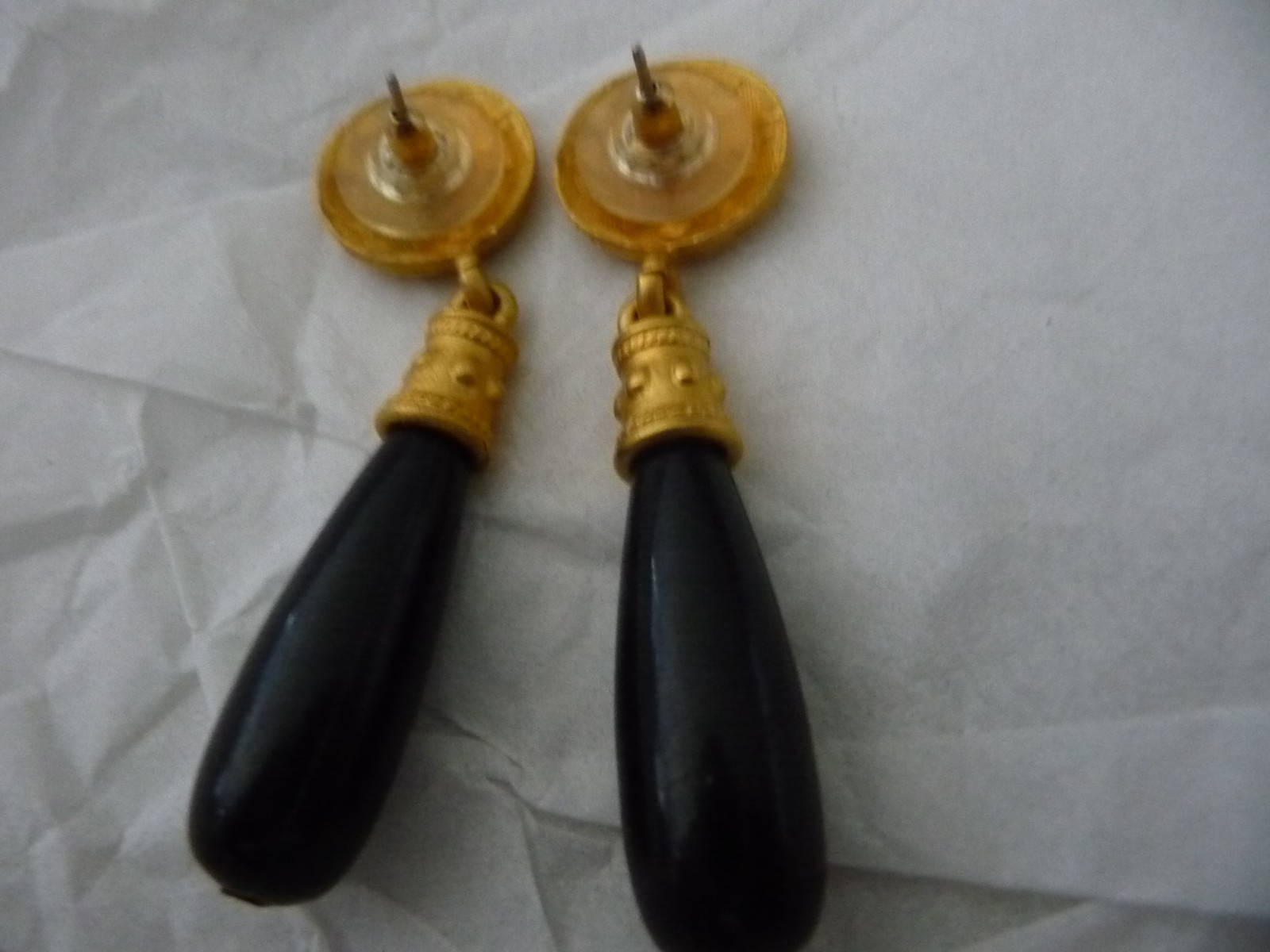GOLD TONE W 1 1/4” DANGLE BLACK DROP PIERCED EARRINGS #5/20