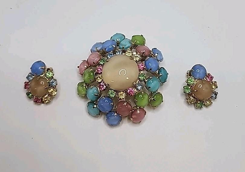 Vtg Unsigned Pastel Multi Colored Moonstone Cabochon Rhinestone Brooch Gold Tone
