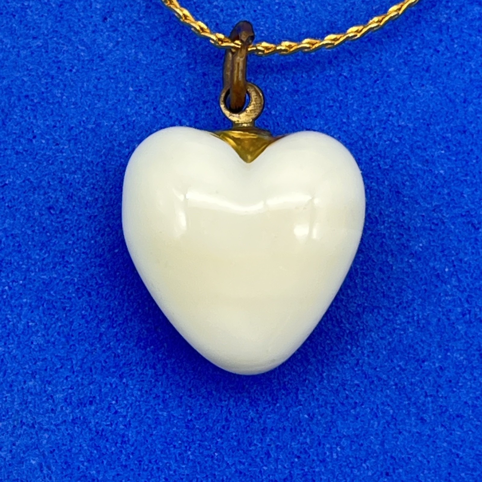 Vintage Puffy Heart Necklace Cream Agate Pendant 14″