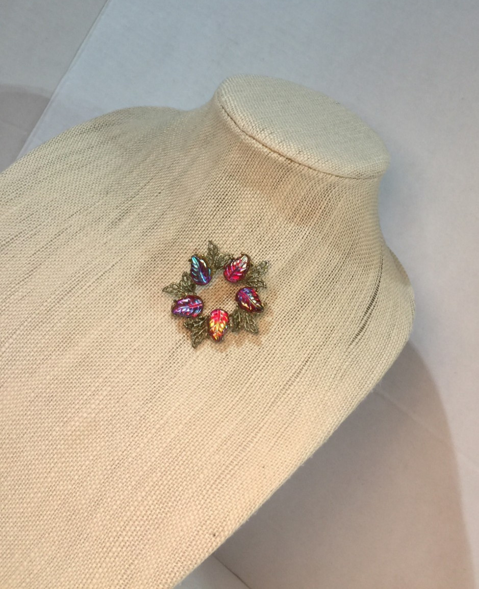 Iridescent Pressed Glass Brooch Vintage Leaf Gold Tone Red Jewelry Pin 1 1/2″!