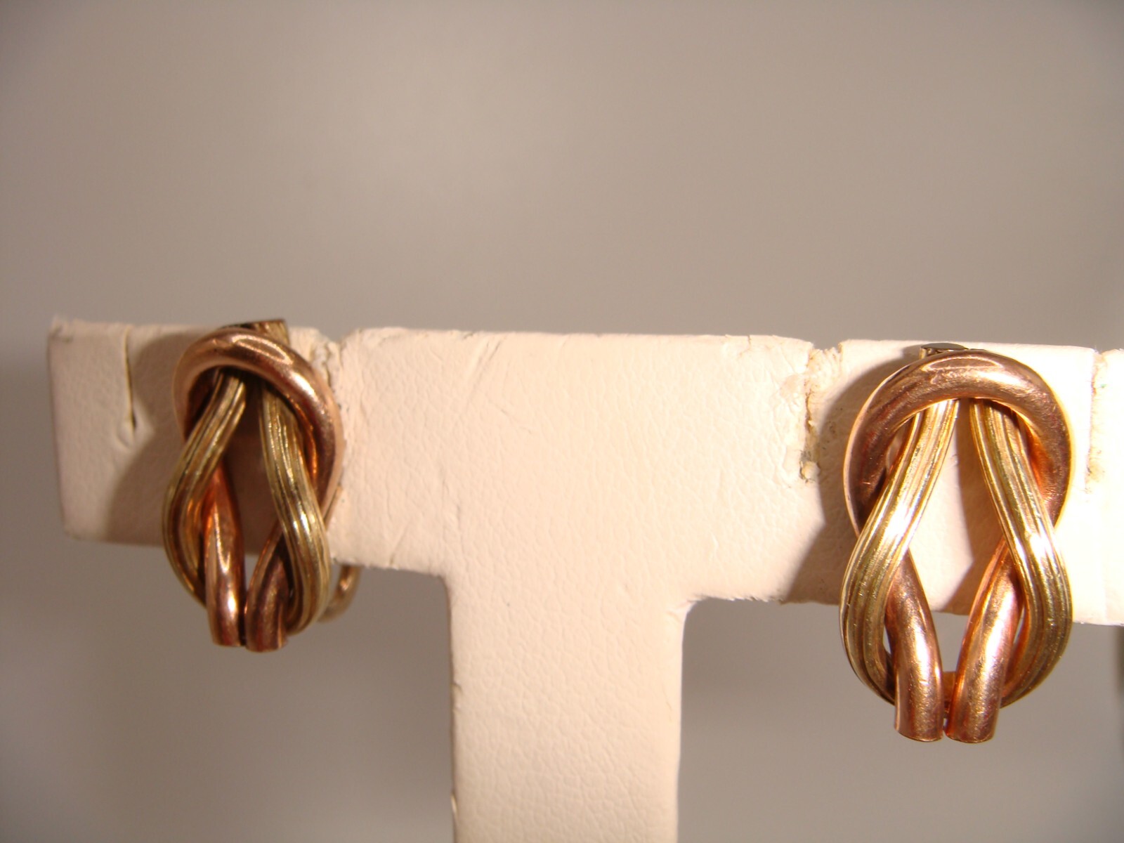 VINTAGE SIGNED CATAMORE 1/20 12K GOLD FILLED DUAL TONE KNOT SCREW BACK EARRING