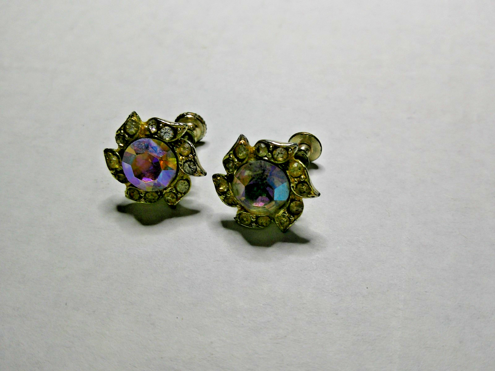 VINTAGE AURORA BOREALIS SCREW BACK EARINGS FLOWER SHAPE WITH CENTERED STONES