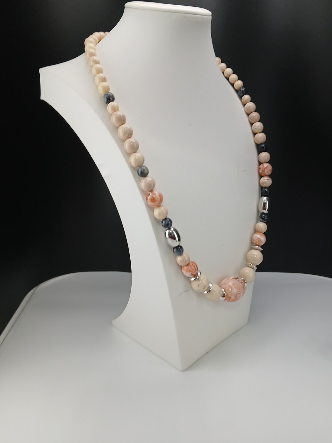 Avon 1988 Desert Sands Lucite Silver Tone Necklace And clip-on Earring Set