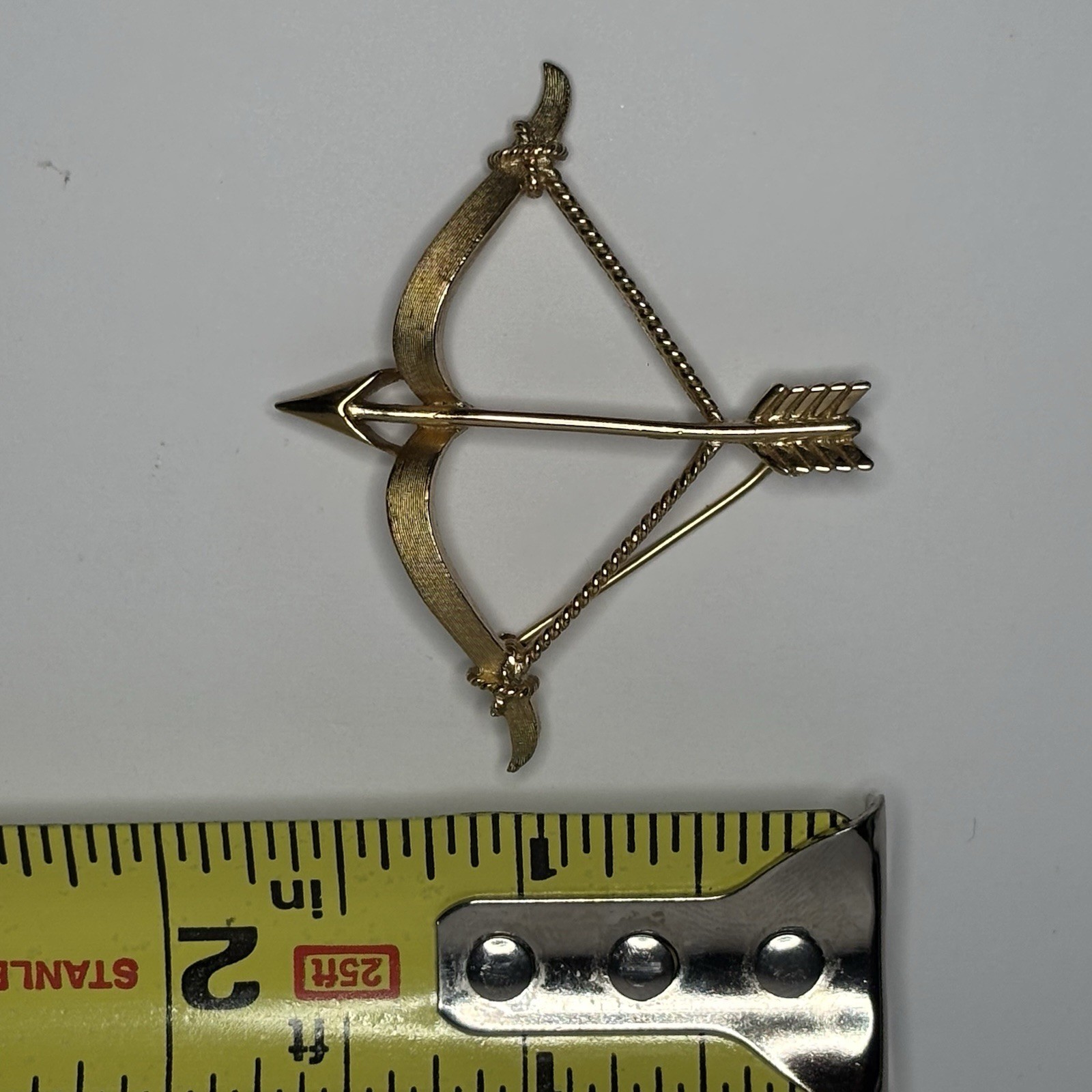 Crown Trifari Signed Vintage Textured Gold Tone Bow & Arrow Brooch Pin