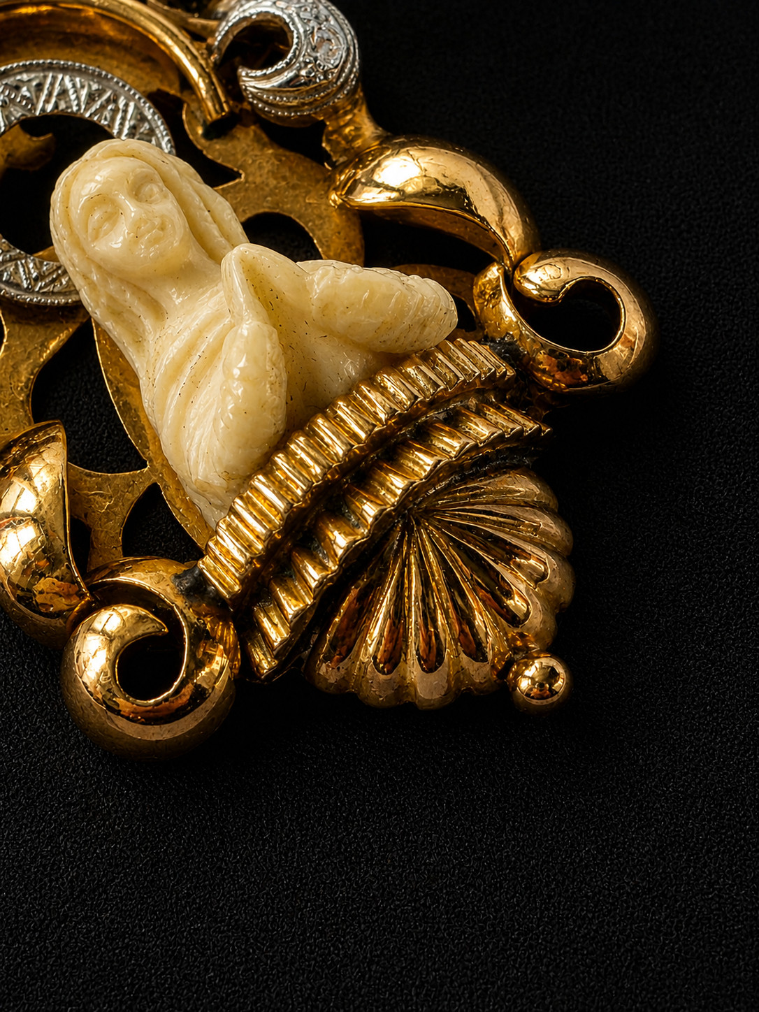 Vintage Virgin Mary Pendant 18K Gold 1930 Art Deco Religious Medal Hand Carved