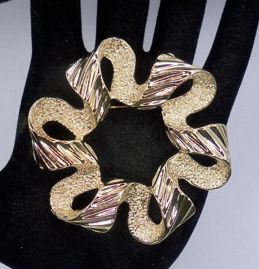 Vintage Sarah Coventry Gold Tone 2.5″ Textured Swirl Ribbon Brooch Pin