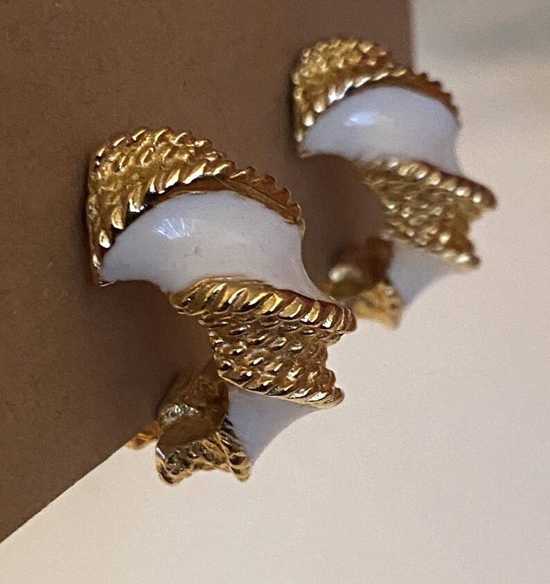 Vtg GAY BOYER Signed White Enamel Gold Tone Rope Design Retro Chic NY Earrings