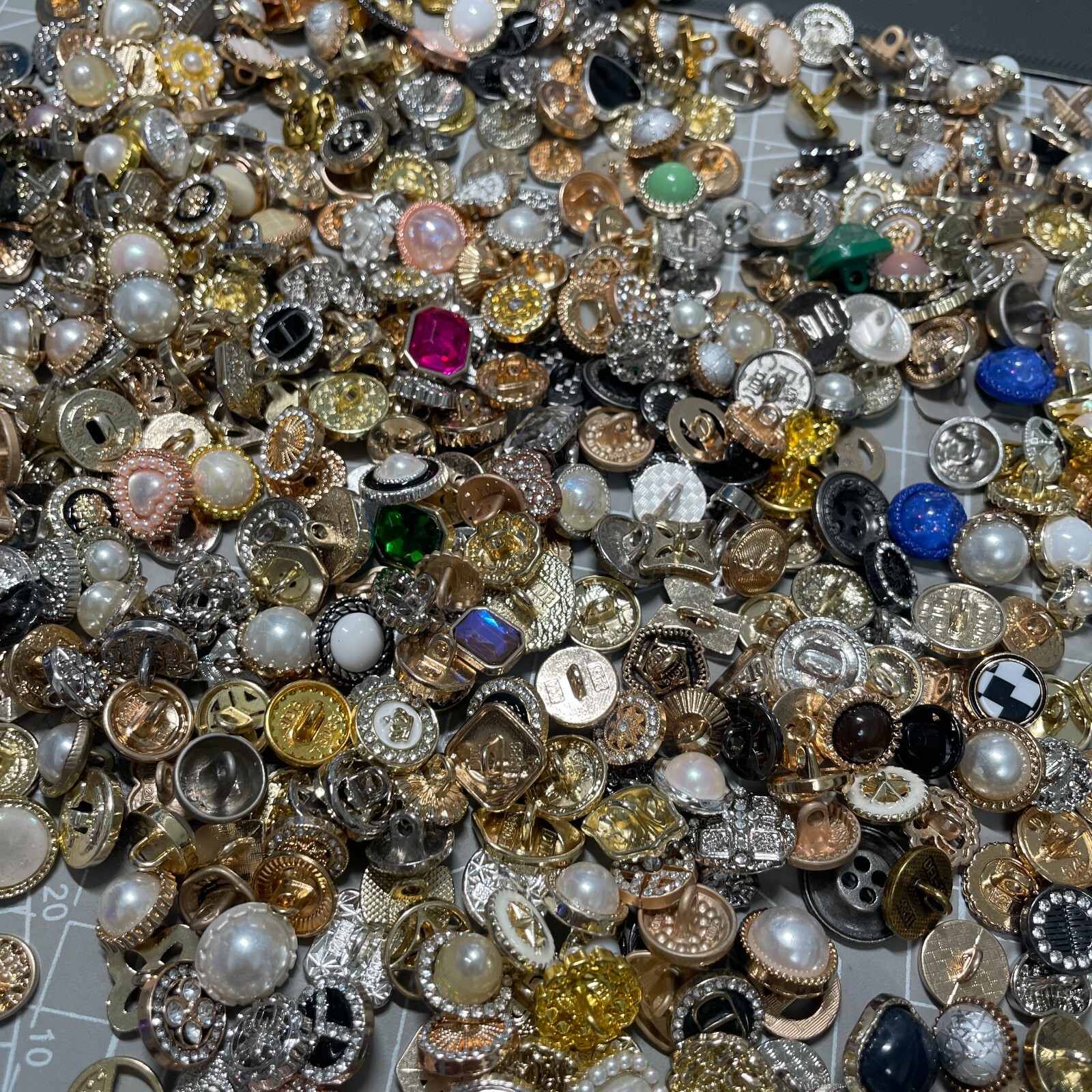 Vintage-now Costume Jewelry makeing Lots button Read Description 50pcs