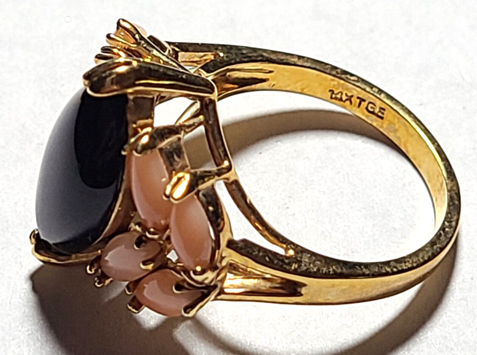 VINTAGE GOLD ELECTROPLATED COCKTAIL CORAL BLACK GEM SIGNED 14 KTGE RING SIZE 7.5