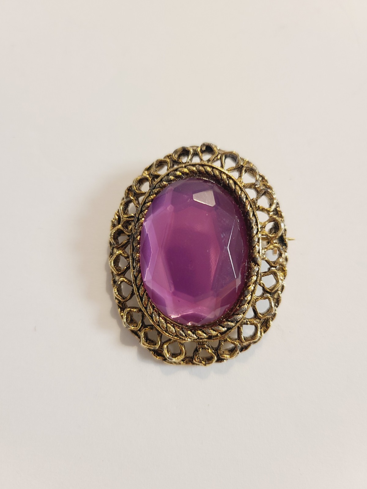 VINTAGE GOLD TONE OVAL FACETED ACRYLIC PURPLE GEM BROOCH PIN