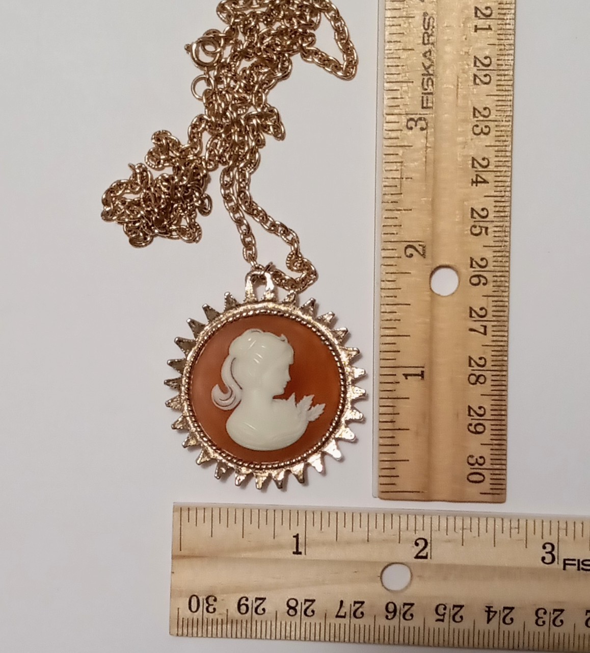 VTG 1980’s-1990’s Gold Tone Cameo Necklace Costume Jewelry
