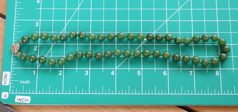 LOVELY VINTAGE SILVER CLASP 8MM GREEN JADE BEAD NECKLACE 17.5″ LONG