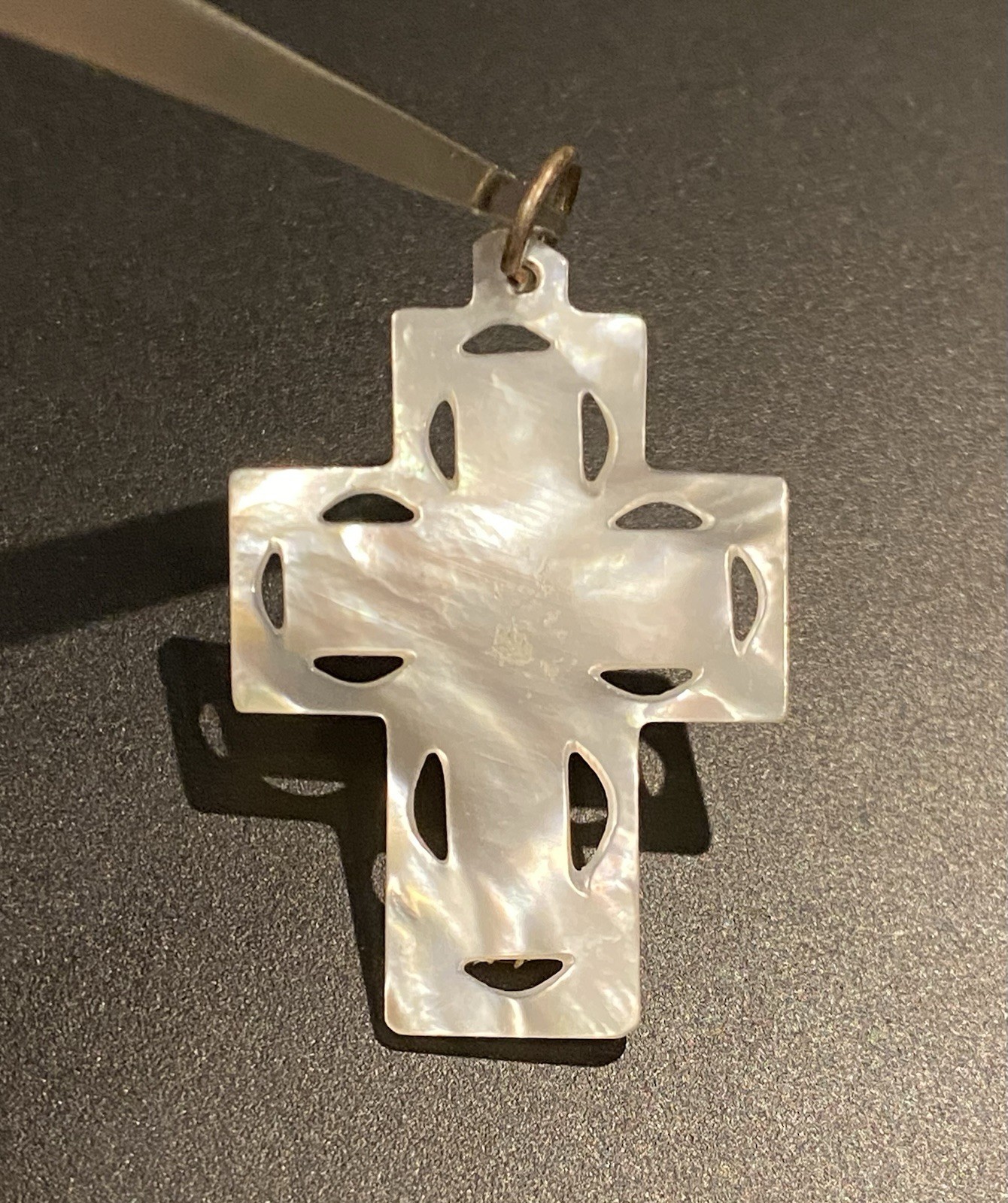 Beautiful Vintage Carved Mother of Pearl Cross Pendant 1.52gr