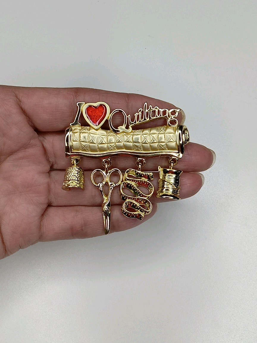 I Love Quilting Pin Brooch – Quilt Thimble Scissors Measuring Tape Thread