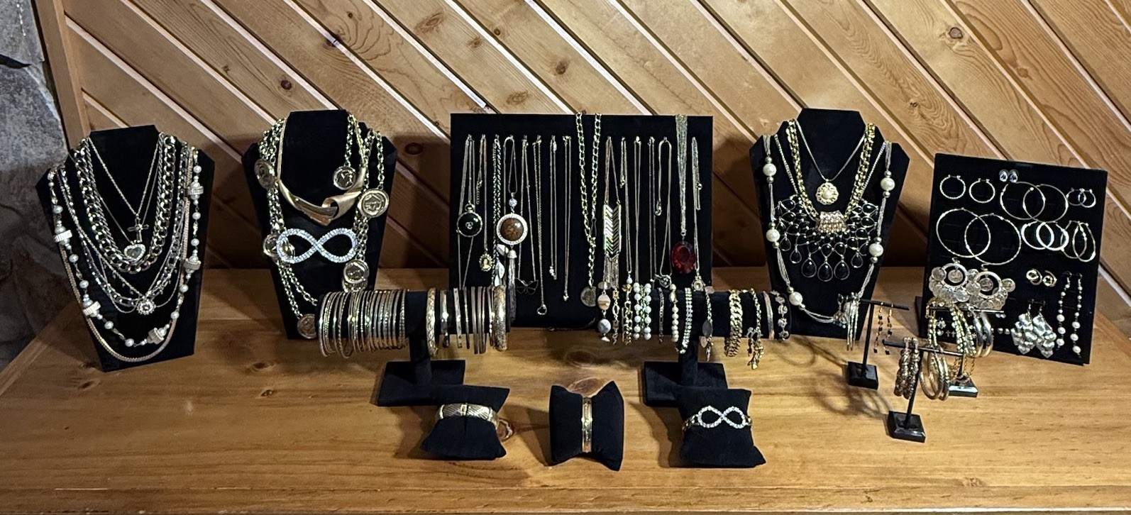 107PC LOT VTG-MODERN JEWELRY L GOLD TONE FEW SIGNED DARIA/GAY BOYER/ETC WEARABLE