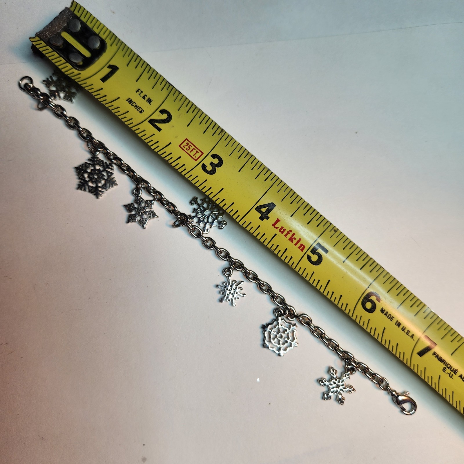 Vintage Bracelet 7 Snowflake Charms Silvertone 7.5″ Lobster Clasp Non- Magnetic