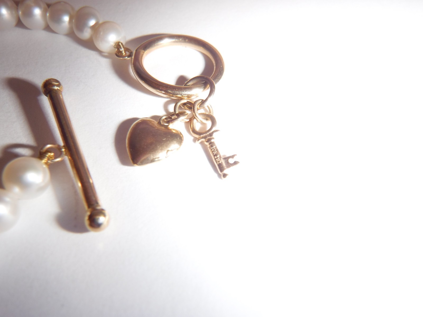 IWI 10 K Solid Gold 3 m/m Cultured Pearl Toggle Bracelet Key & Heart Charm 7.5″
