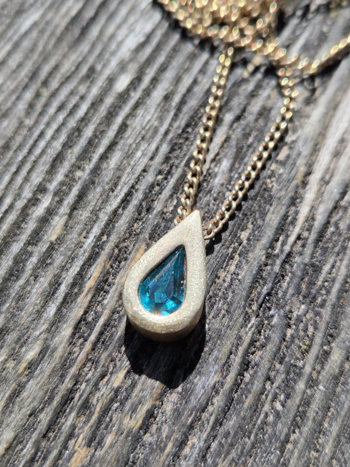 Vintage Avon Emerald Glass Teardrop Pendant Necklace Gold Tone May Birthstone