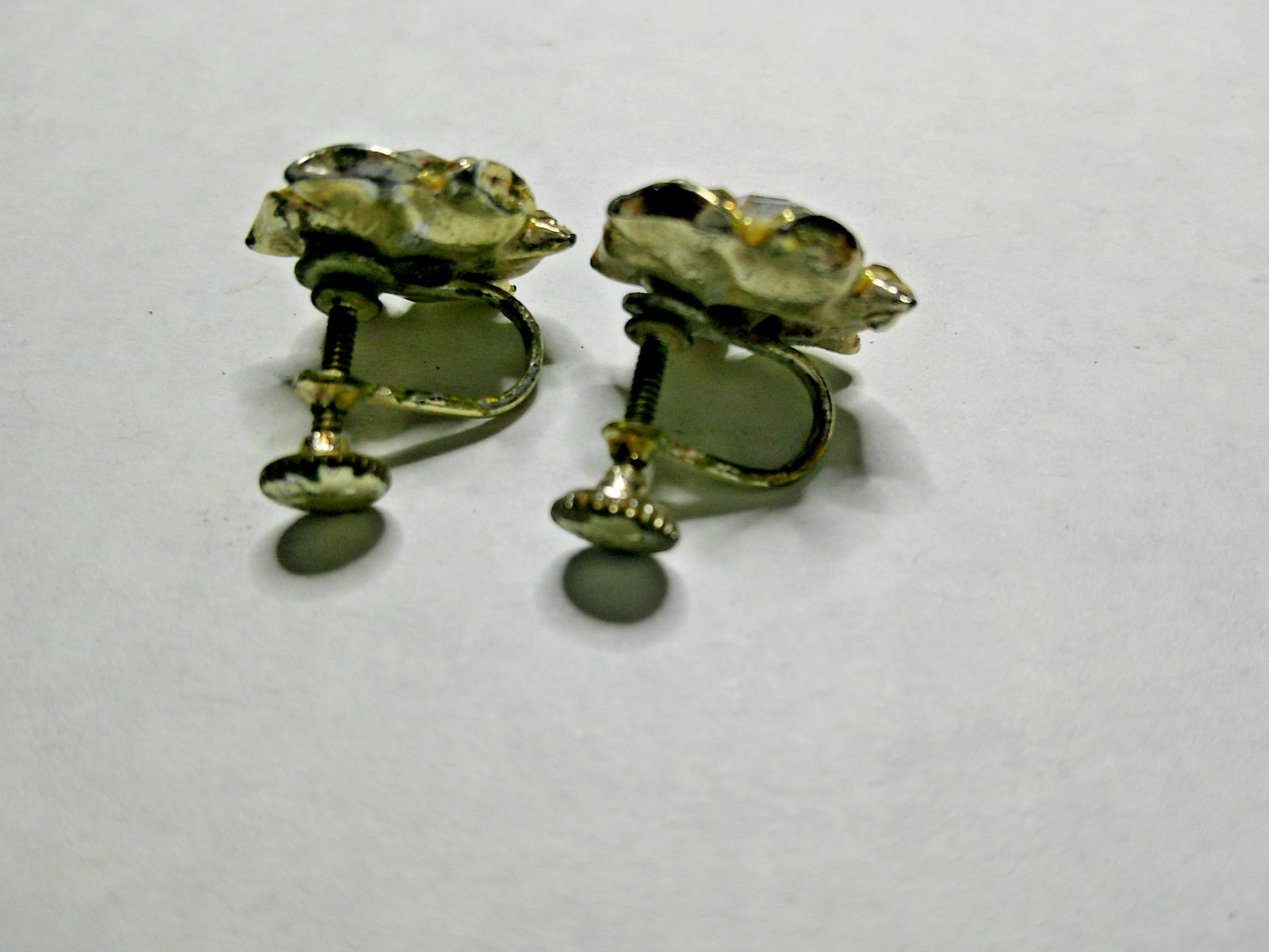 VINTAGE AURORA BOREALIS SCREW BACK EARINGS FLOWER SHAPE WITH CENTERED STONES