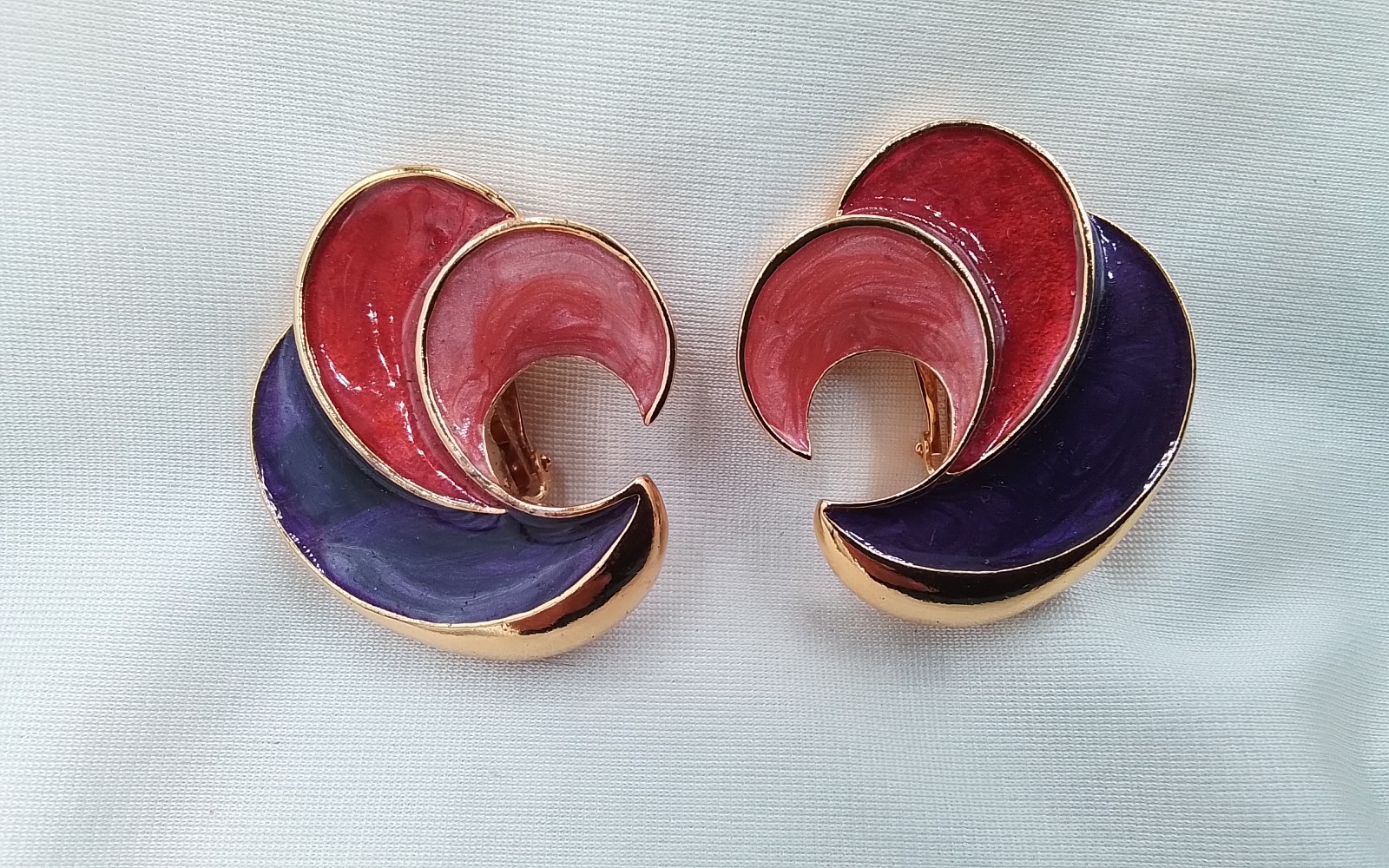 1.75″ PURPLE PINK RED ENAMEL INLAY GOLDTONE VINTAGE ESTATE CLIP-ON EARRINGS