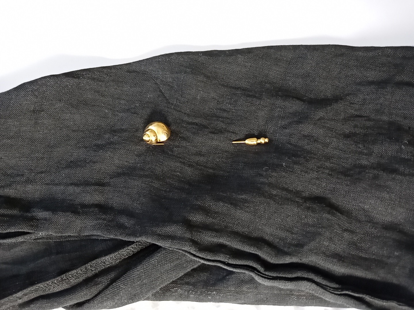 Vintage Crown Trifari Classic Figural Stick Pin, Sculptural Golden Sea Shell 3″