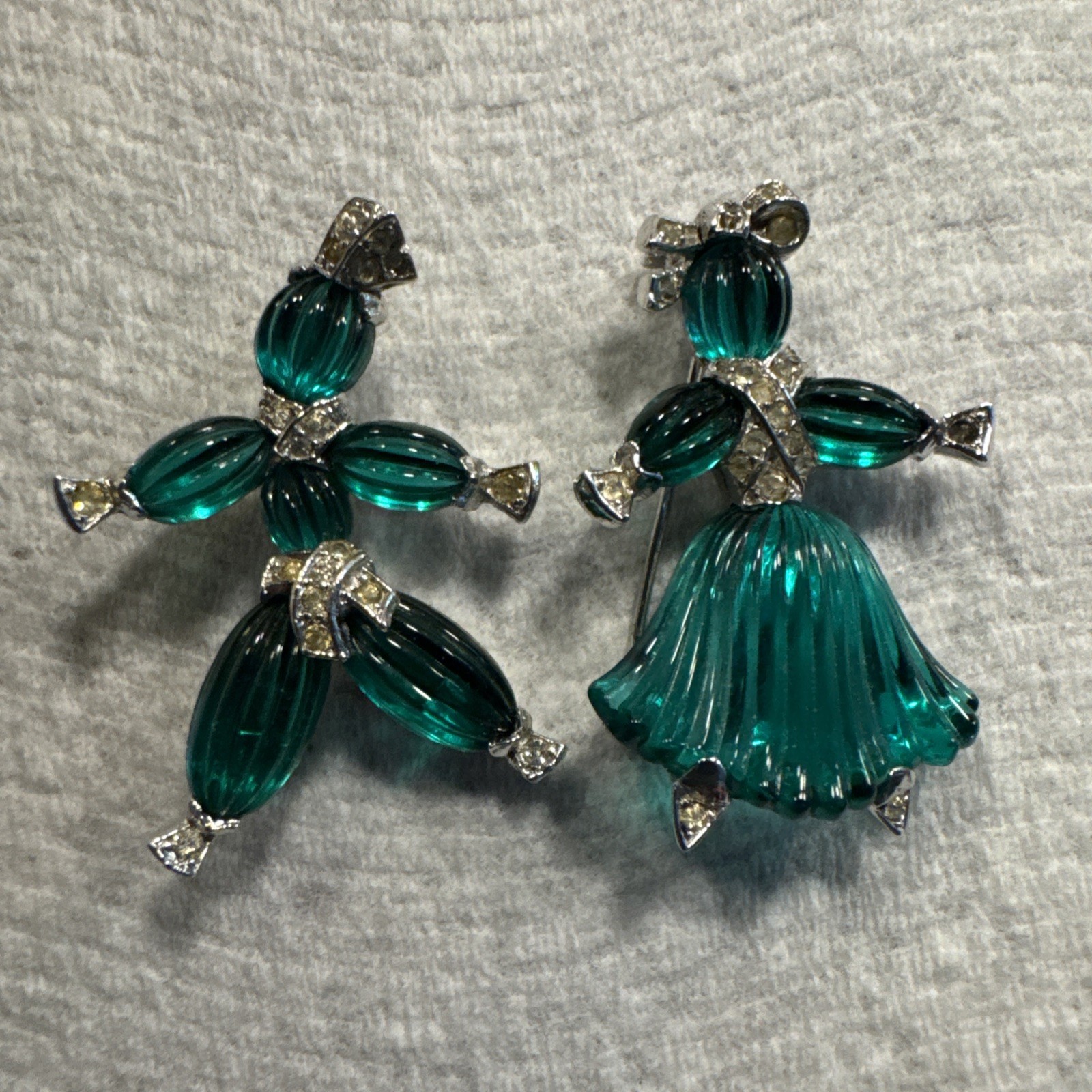 VTG CROWN TRIFARI PINS POM POM & TOM TOM SAPPHIRE GREEN GLASS RAG DOLL SIGNED