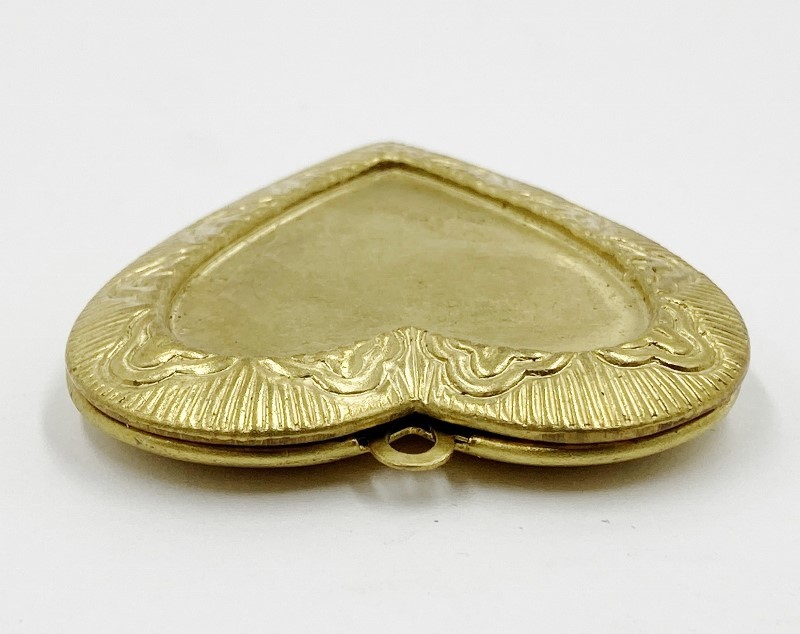 VINTAGE BRASS HEART VICTORIAN SCROLL FRAME INSET CENTER 43mm LOCKET PENDANT 5298