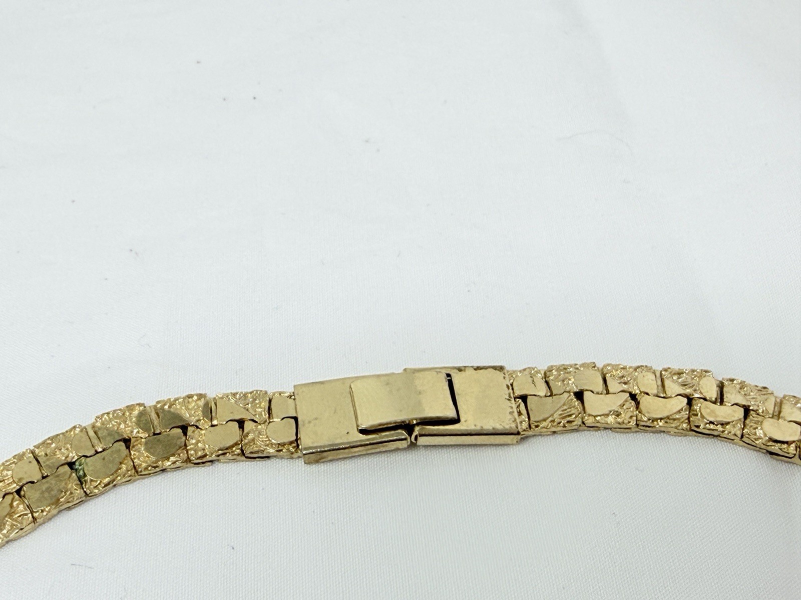 Beautiful Vintage Gold tone Heart Textured 8mm wide Flat Chain 17.5″ Necklace
