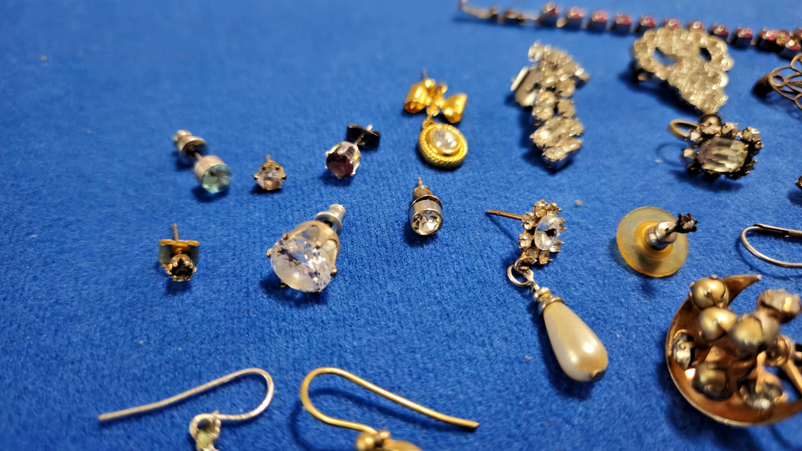 Vintage 37 Gem Stone Earrings / Dimond Like / Quartz Like Jewels – JEWELRY LOT