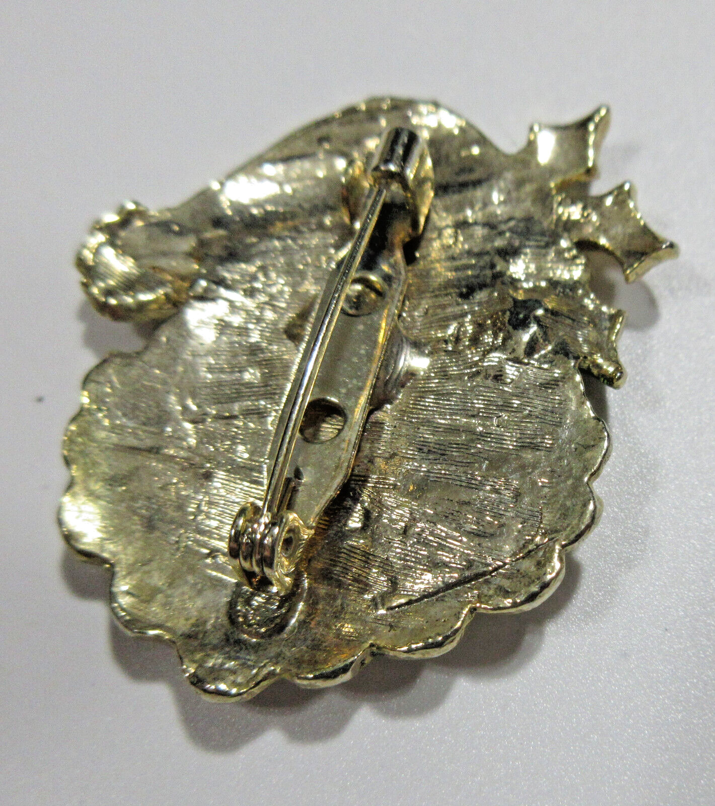 Vtg Modern Santa Claus Hat leaf CHRISTMAS Brooch Pin off white red gold tone