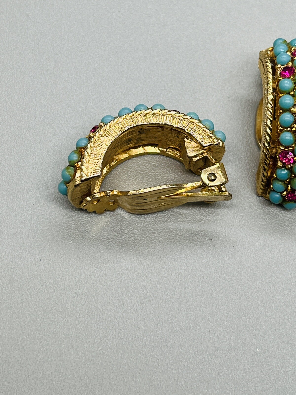Vtg Teal Bead & Pink stone Goldtone Half Hoop Clip On Vintage Earrings 1.1″ pl03