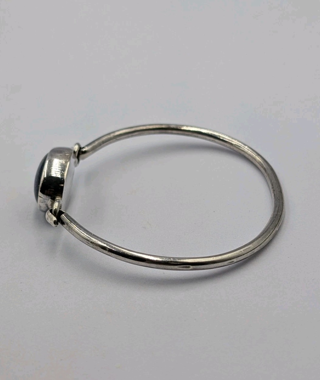 Vtg Sterling Silver Oval Multi Color Dichroic Glass Hook Bangle Bracelet – 16.6g