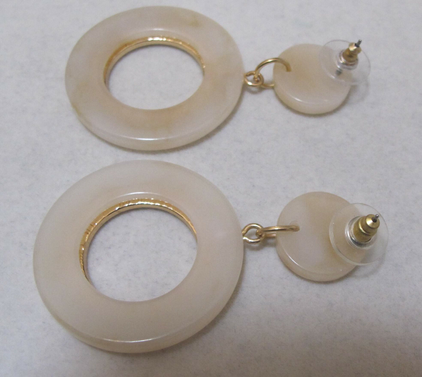 Vtg 2-3/8” Gold Tone Creamy Marbled White Lucite Dangle Hoop & Disk Post Earring