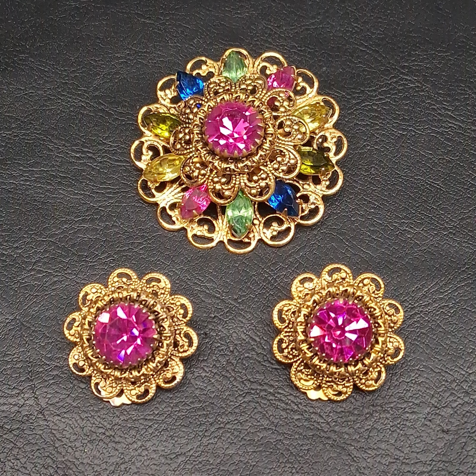 Vintage Multicolor Rhinestone Filigre Flower Brooh & Clip Earrings Set. 18.093