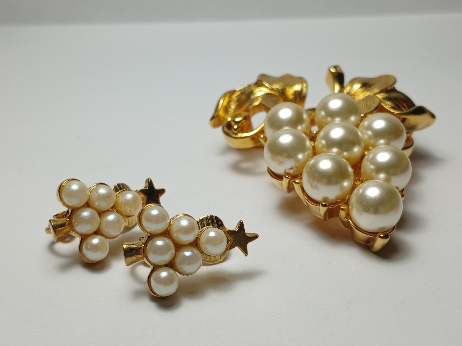 Vintage Pin/Brooch Bunch Of Grapes Gold Tone With Faux Pearls & Earrings