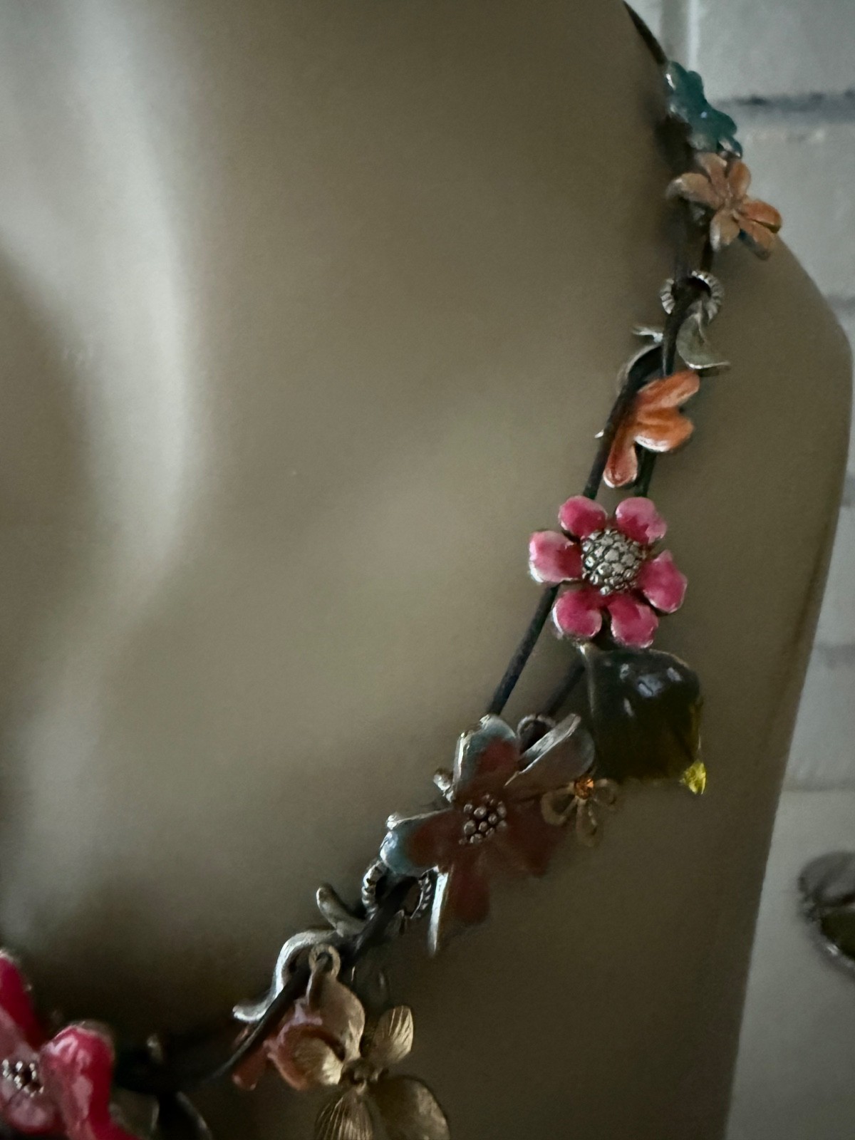 ESTATE LEATHER CORD MULTI COLOR ENAMEL FLOWERS CHARM NECKLACE SILVER TONE SIGNED