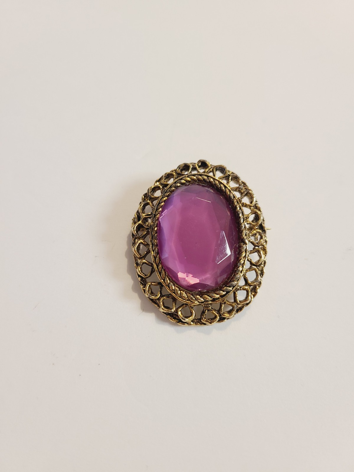 VINTAGE GOLD TONE OVAL FACETED ACRYLIC PURPLE GEM BROOCH PIN