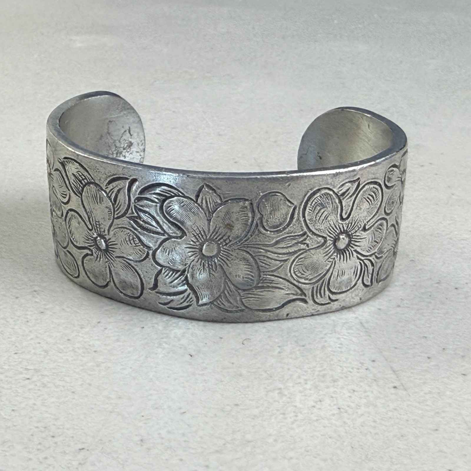 Vintage Floral Etched Metal Cuff Bracelet 90s Salisbury Pewter Silver Tone